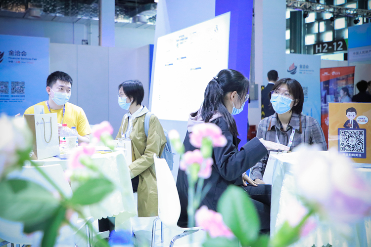 仲利國際亮相上海金洽會，展示金融服務理念